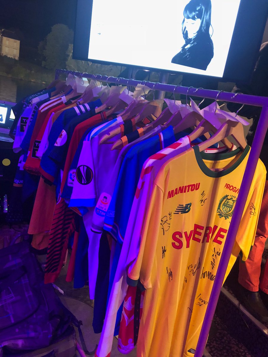 ThierryCabannes's tweet photo. Belle soirée sur les bateaux de l’Erdre pour l’association Marlène de Maria afin de lutter contre le cancer du pancréas. Vente aux enchères de maillots de stars du sport...🏀🏈⚽️⚾️🎾🎱🏓🥅🏒🏏🏑 https://t.co/zTZIAx5JDR