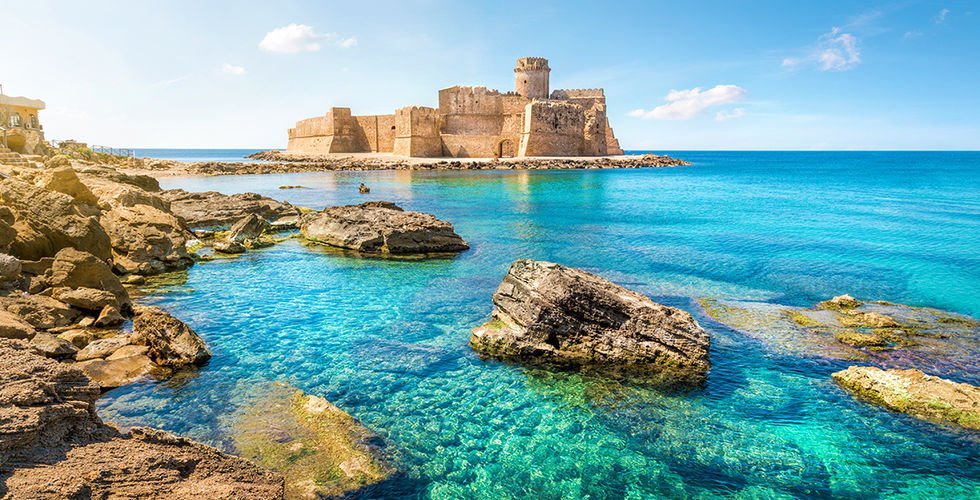 Let's continue ouy #journey across #Italian #castles ➡️ #visit #LeCastella #Calabria 😍 #dive into the #blue 🌊
#Italy #Regions #bloggers #share #unique #moment #beach #sea #thoughts #dreams #memories #coast #explorer #TourismMonth2018 #Aragon #Legends #amazing 
#28settembre