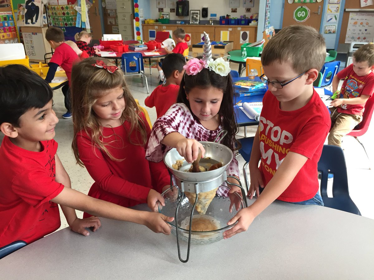 cn6rob's tweet photo. Apple Week in K🍎Kindergarten learning to sequence and follow a recipe as they turn apples into applesauce!  Great teamwork! Yum! https://t.co/Z9swXNmmCJ