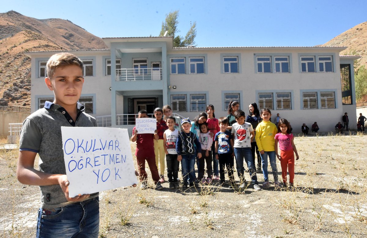 TRogretmen's tweet photo. 117 bin öğretmen açığı varken atama bekleyen öğretmenler evlerinde bekletilmesin. 
Sn @ziyaselcuk @hmzaydg @Mustafasafrnmeb @_aliyalcin_ @TalipGeylan @alper_ogretici https://t.co/wM6amxHhZ0