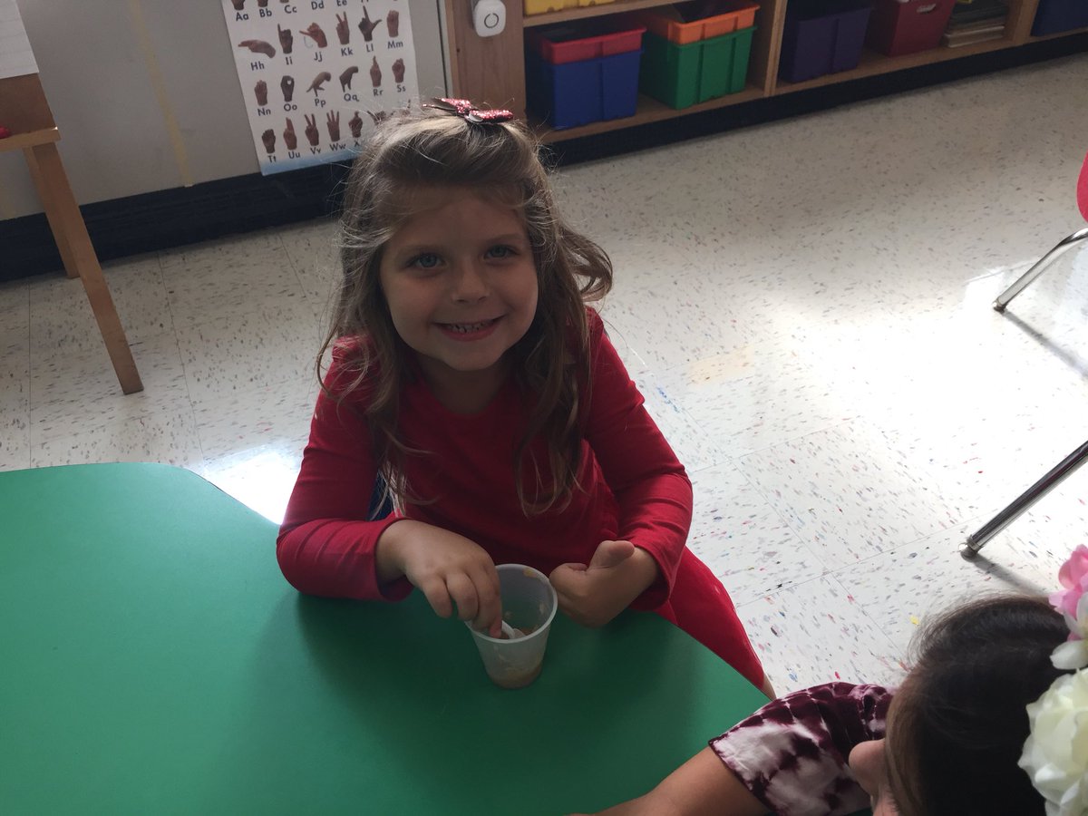 cn6rob's tweet photo. And some kindergarten friends tasting the apple sauce they made! Learning about the life cycle of apples and how we enjoy them!🍏 https://t.co/B1mequ6Y6v
