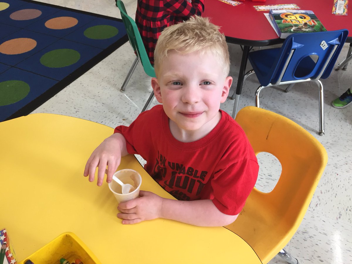 cn6rob's tweet photo. And some kindergarten friends tasting the apple sauce they made! Learning about the life cycle of apples and how we enjoy them!🍏 https://t.co/B1mequ6Y6v