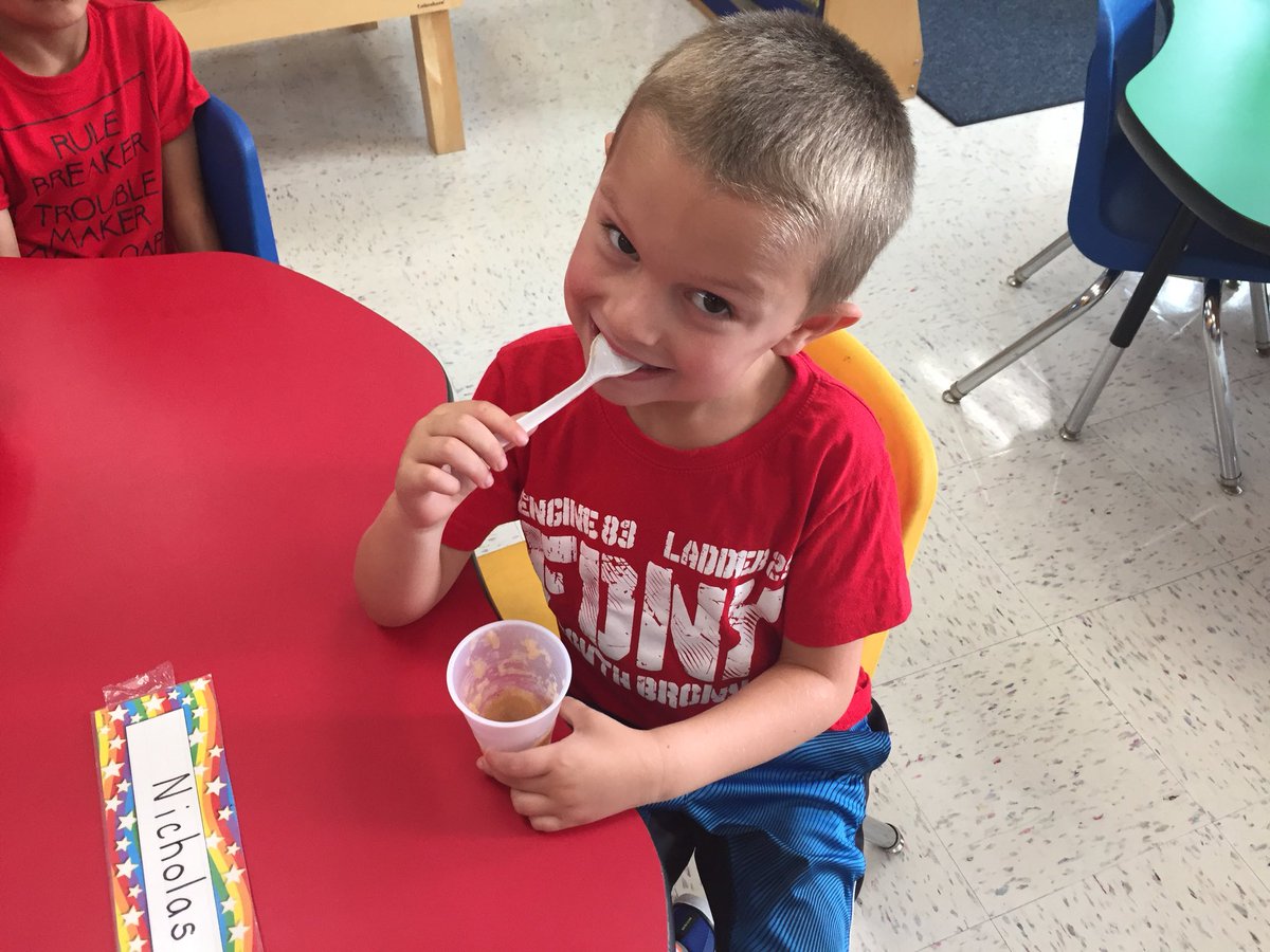 cn6rob's tweet photo. And some kindergarten friends tasting the apple sauce they made! Learning about the life cycle of apples and how we enjoy them!🍏 https://t.co/B1mequ6Y6v