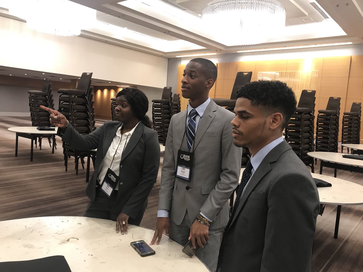 JennyAtkinsonGa's tweet photo. UGA Risk Management students prepare for the big Case Study Competition. #naaia2018 #uga #terry #gammaiotasigma https://t.co/bLxT72X1UK