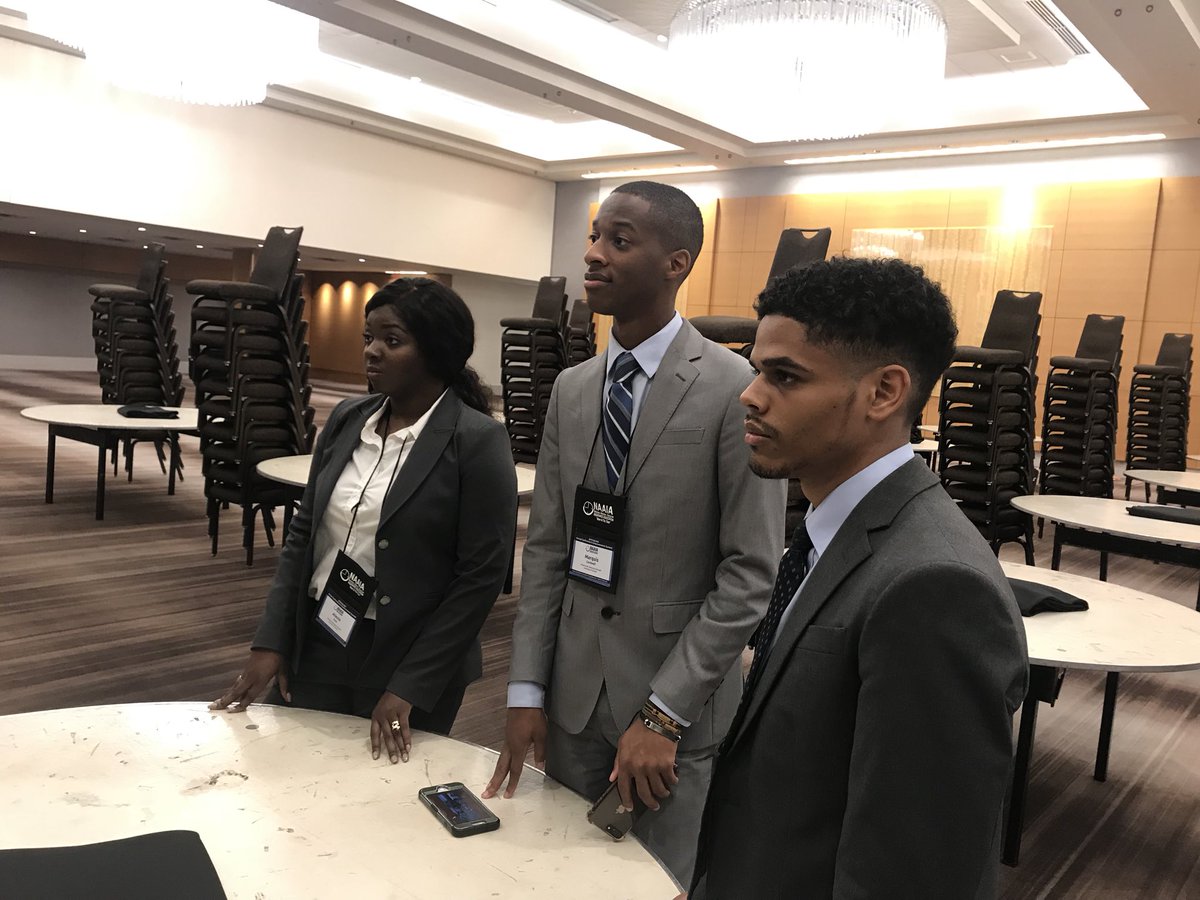 JennyAtkinsonGa's tweet photo. UGA Risk Management students prepare for the big Case Study Competition. #naaia2018 #uga #terry #gammaiotasigma https://t.co/bLxT72X1UK