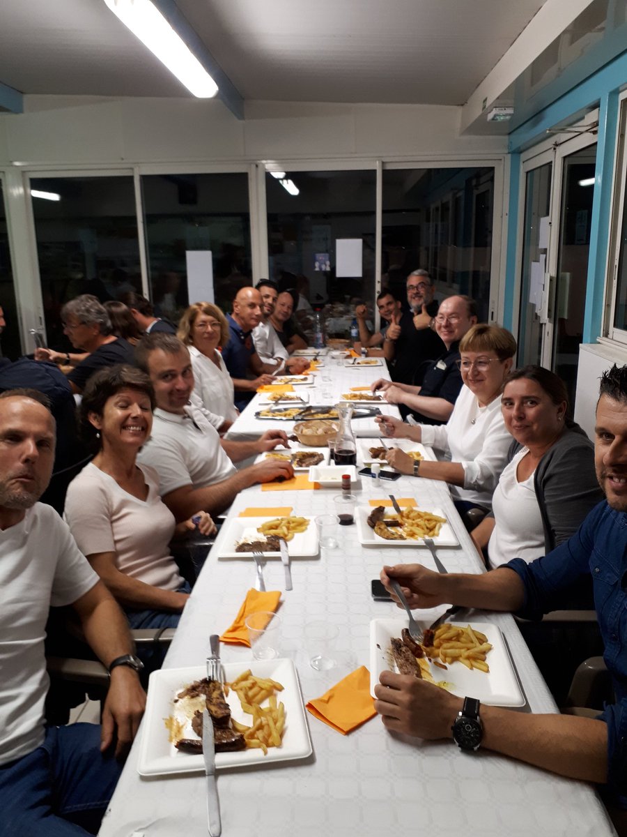 vpinsan's tweet photo. #UI06 après la compet le repas https://t.co/nfVd6F4P7C