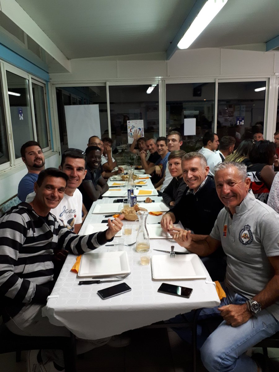 vpinsan's tweet photo. #UI06 après la compet le repas https://t.co/nfVd6F4P7C