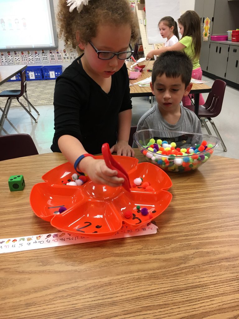 marymarblek15's tweet photo. K friends practice counting and fine motor skills! #personalbestbgsa #bgstem https://t.co/Vr0QGzKskP