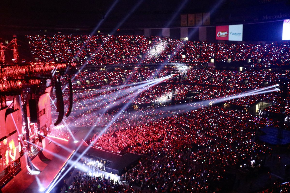 If you’ve had the time of your life at the reputation Stadium Tour, RETWEET to vote <a href="/taylorswift13/">Taylor Swift</a> for #AMAs Tour Of The Year! ❤️