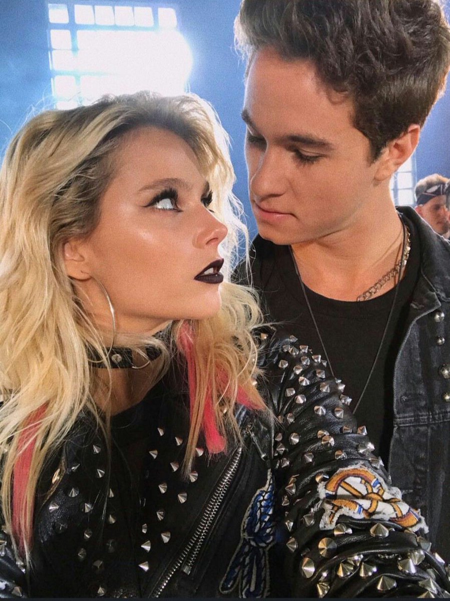 FetishforLalisa's tweet image. Just in love with them 💜💜💜 #CompañerosDeVida