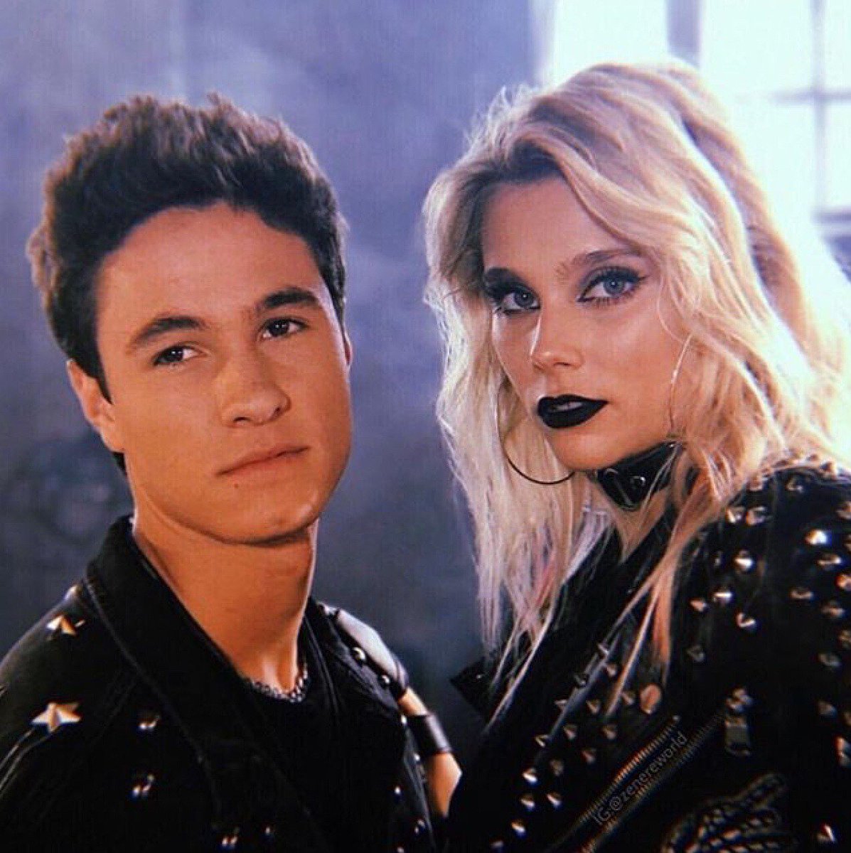 FetishforLalisa's tweet image. Just in love with them 💜💜💜 #CompañerosDeVida