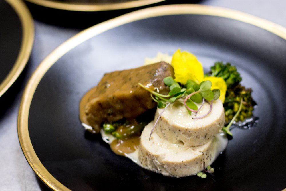 QuickstepDC's tweet photo. Why choose one when you can have both? This duo plate has  Winter Citrus Chicken and Striploin Au Poivre served over parsnip &amp; yukon gold puree with roasted broccolini. #quickstepdc #quickstepcatering #dcweddings https://t.co/JUnlQytl7P
