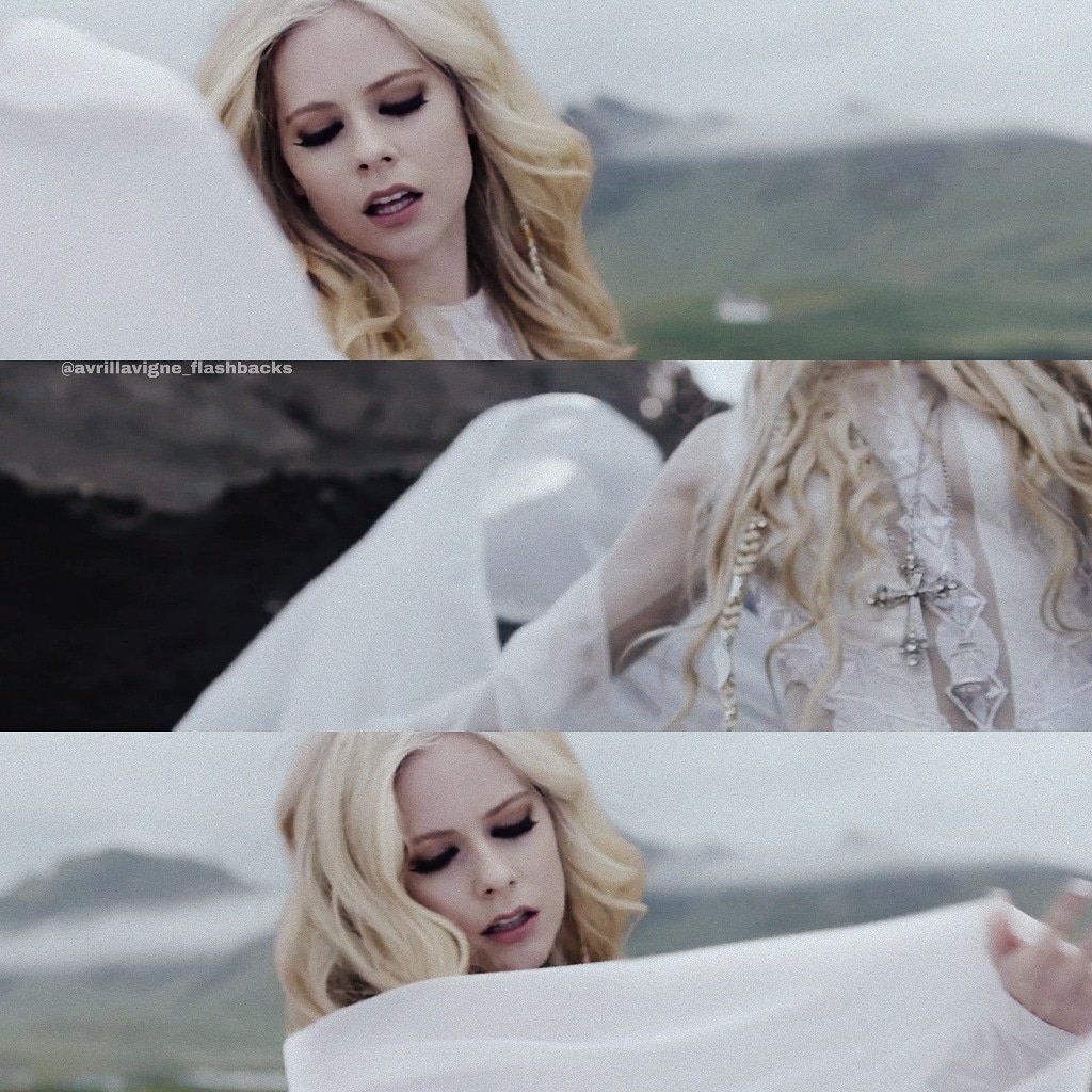 AvrilFlashbacks's tweet photo. 💙💎💙
@avrillavigne #avrillavigne #Headabovewater https://t.co/yPqkW7pVNx