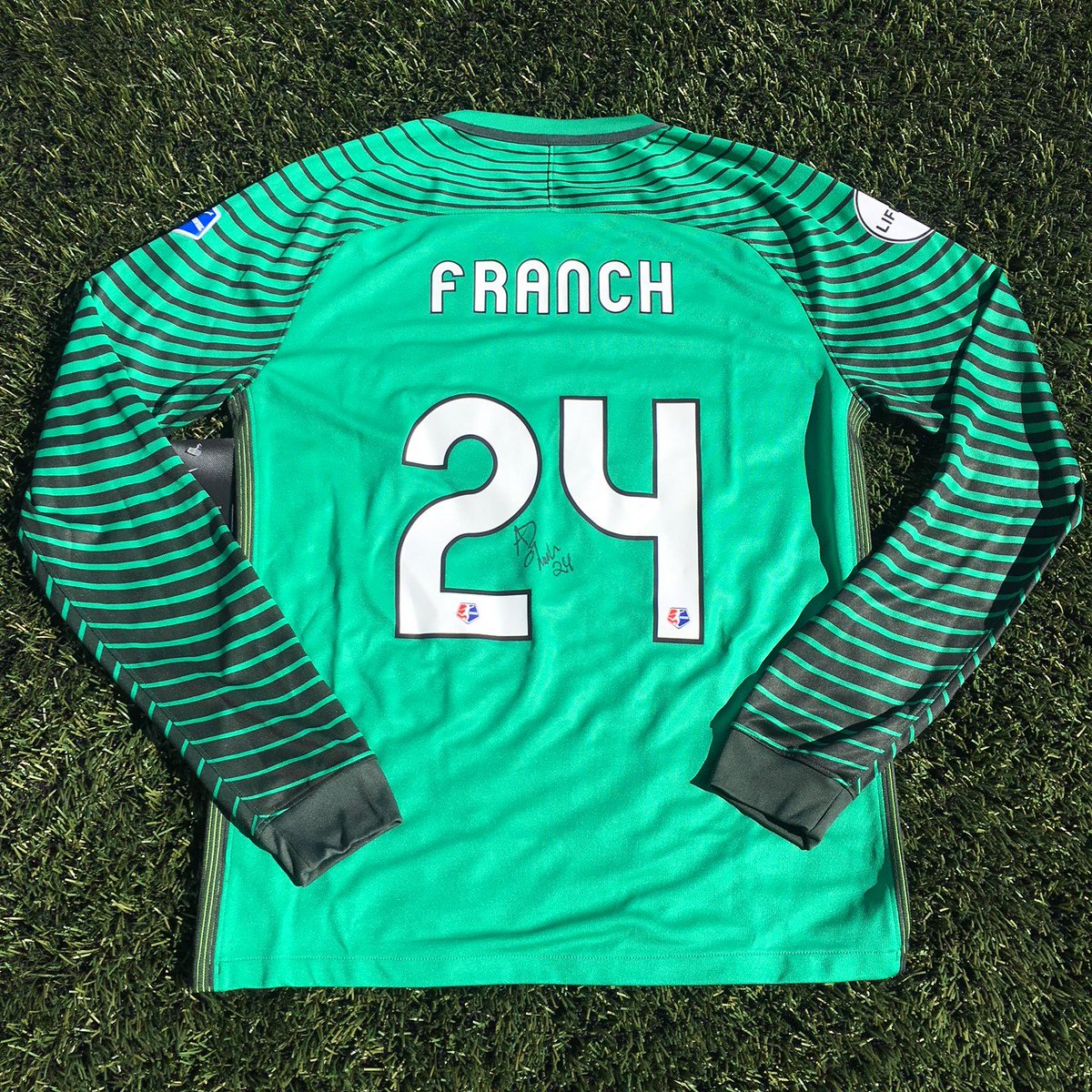 PTFCAuthentics's tweet photo. Let's celebrate @ADizzle23 being named the NWSL Goalkeeper of the Year by giving away a signed 2017 @ThornsFC GK jersey!
RT this tweet and follow @PTFCTeamStore. Winner will be notified by Monday 10/1. #BAONPDX https://t.co/0SD3vHomhi