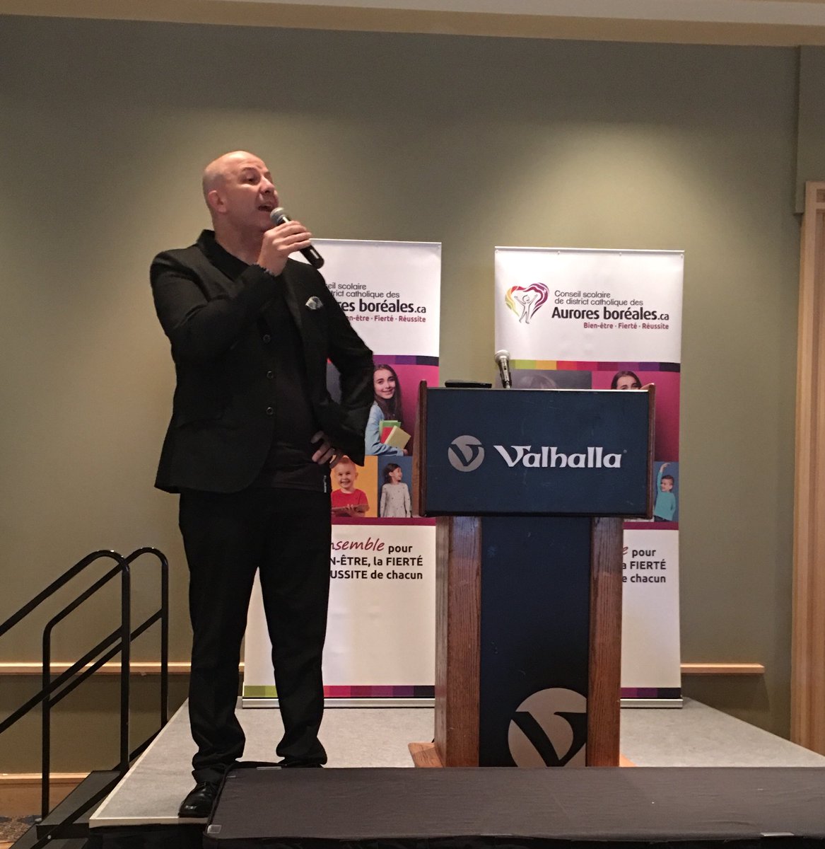 Claude_Camirand's tweet photo. Bill Marchesin s’adresse aux employés du CSDCAB: “Voir autrement, collaborer différemment.” #CSDCAB https://t.co/oWBUEbUtjw