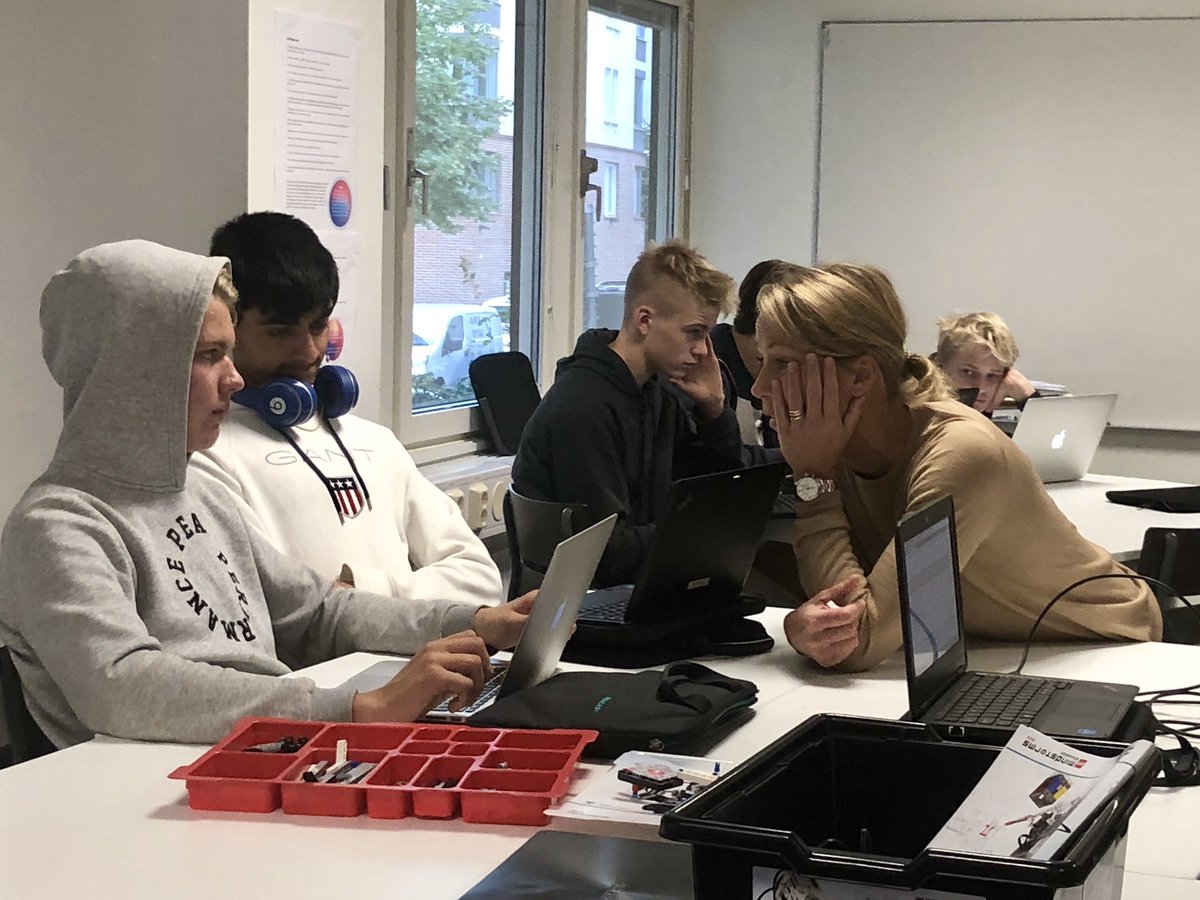 klundstromatmv's tweet image. #blendinglearning at #VRSS working with #firstlegoleague Stu quotes: “I am not sure there is a right answer, we really have to think” and “oh no, didn’t work we have to try again” #VRSkolor #unleashpotential #creativelearning #learningbydoing
