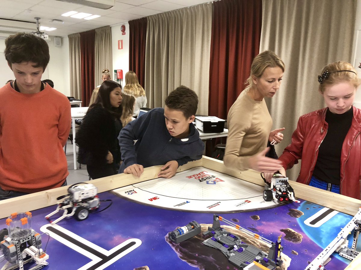 klundstromatmv's tweet image. #blendinglearning at #VRSS working with #firstlegoleague Stu quotes: “I am not sure there is a right answer, we really have to think” and “oh no, didn’t work we have to try again” #VRSkolor #unleashpotential #creativelearning #learningbydoing