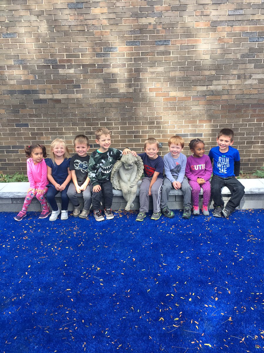 MsBetsyOW's tweet photo. Fun afternoon in the courtyard on this beautiful day   #sd113a. #owbears https://t.co/N8yYUSyYT6