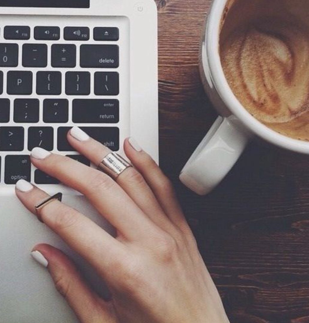 FIDM_Hannah's tweet photo. Q2: I always have to have coffee, my laptop, and headphones with me in class! #FIDMFirstWeek https://t.co/iPuvBp5DtH