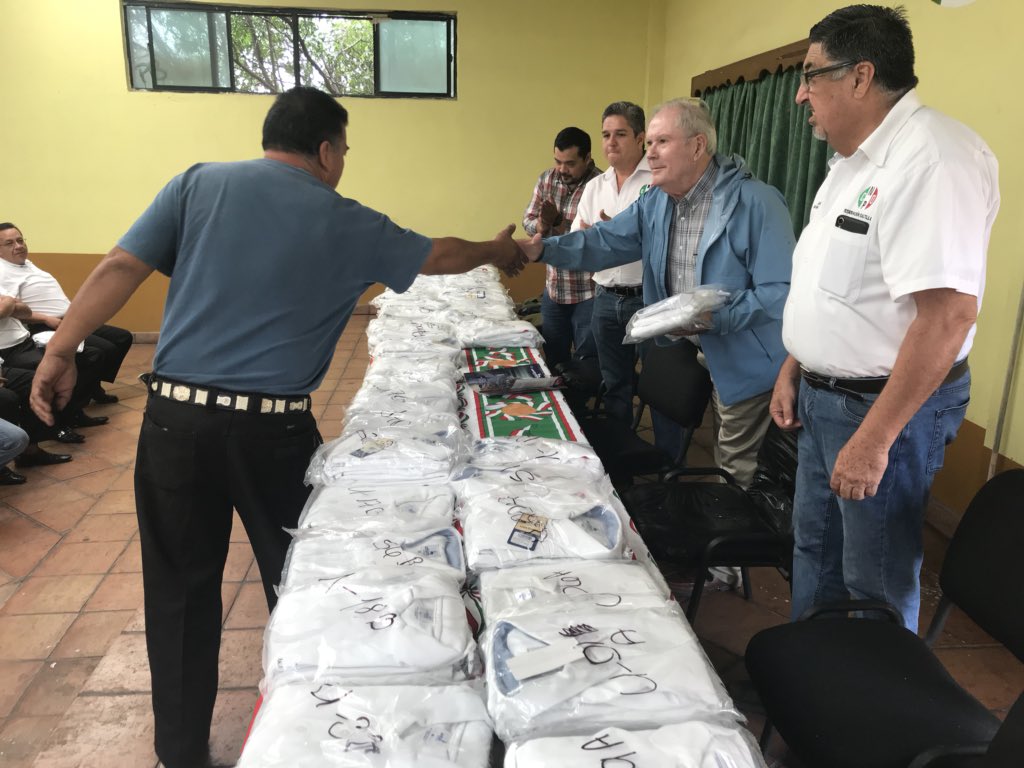 IMTSaltillo's tweet photo. Esta mañana el Director del @IMTSaltillo asistió como invitado especial, a la entrega de uniformes por parte de @CnopSaltillo , a sus operadores de Taxi. #TodosPorSaltillo https://t.co/336cU5MvWT