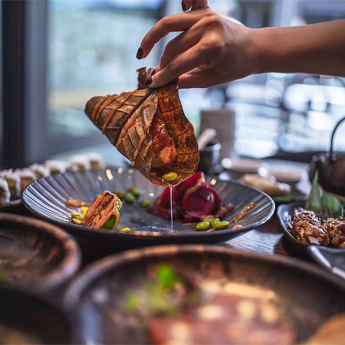 cocochanlondon's tweet photo. SWIMMING WITH THE FISH 🐳
looking back to when @freshmikeeats dropped in for a feast & a swim with the fish 🙌😉
the bosses favourite #misoblackcod
#thursdaythrowback #sharingiscaring #londonfoodie
🍥🍥🍥
https://t.co/nHODOTGk9x https://t.co/xYmrRhdfbA