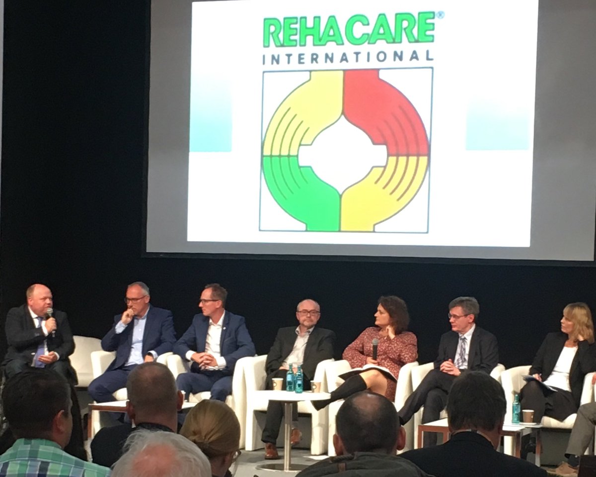 Stomawelt's tweet photo. Spannende Podiumsdiskussion heute Nachmittag auf der #RehaCare. Was hat das #HHVG bisher gebracht? BAG #Selbsthilfe und #Inkontinenz Selbsthilfe e.V. kritisieren zu Recht die teilweise unzureichende Beratung,
niedrigen Pauschalen und die Ausschreibungspraxis der Krankenkassen. https://t.co/AA6yYoG45D