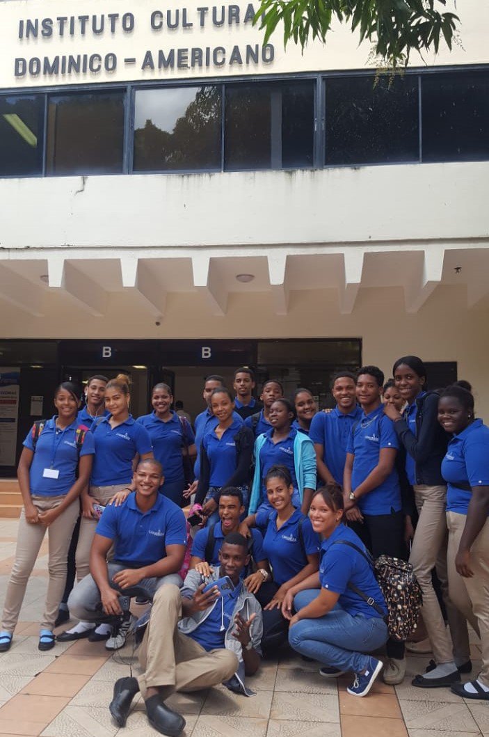 GlasswingRD's tweet photo. Beneficiarios del programa #EnglishforTomorrow #EFT de #Convergys visitaron Instituto Cultural Dominico Americano para recibir la evaluación de certificación Test of English for International Communications (#TOEIC). #Glasswing #GlasswingRD #somosgalsswing #orgulloglasswing https://t.co/vGPE9UFbVz