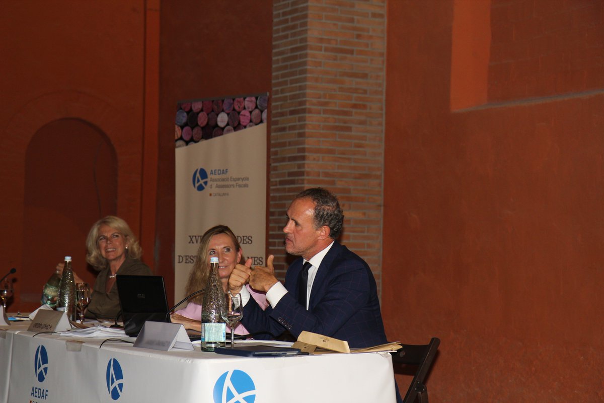 AEDAFCAT's tweet photo. Aquesta tarda han començat les XVIII Jornades Catalanes d'Estudi amb la primera ponència sobre la regularització #fiscal de béns a l'estranger. #Model720 de la mà de Caridad Moruelo de l'#AEAT i José Andrés sánchez del #CES @AEDAF https://t.co/wNwGl2WNXi