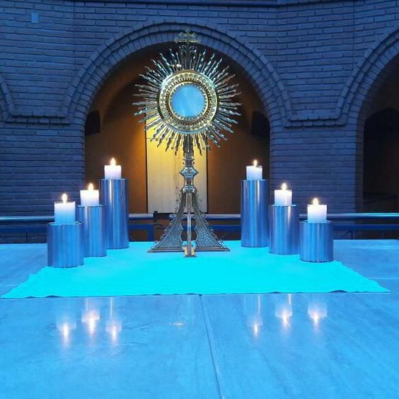 Amor del Corazón de Jesús, abrasa mi corazón.
Fortaleza del Corazón de Jesús, sostén mi corazón.
Misericordia del Corazón de Jesús, perdona a mi corazón.
Ciencia del Corazón de Jesús, enseña a mi corazón.
Celo del Corazón de Jesús, devora mi corazón.
Voluntad del Corazón de Jesús