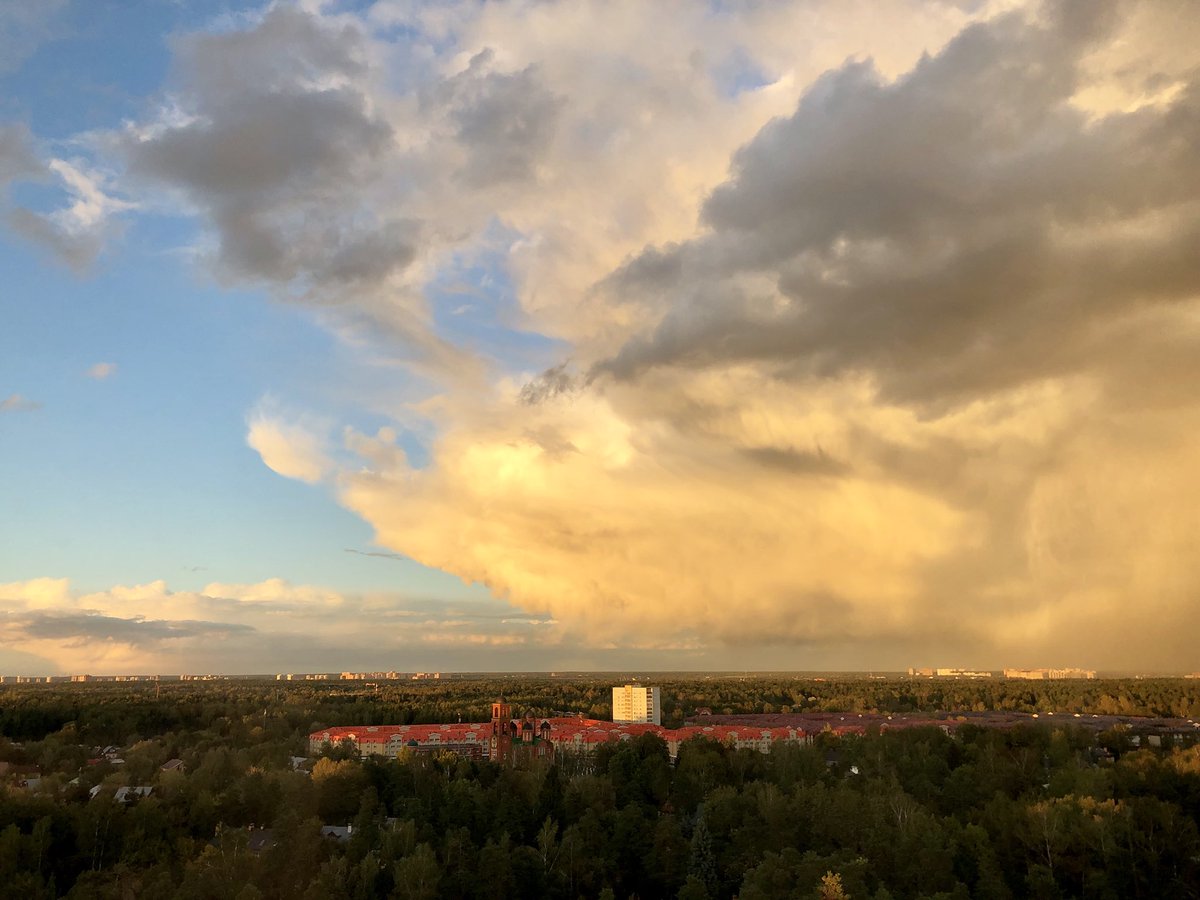 SAStepanov's tweet photo. Не бывает плохой погоды, бывает плохая одежда! И пусть осенью на улице дождливо и холодно, но главное, чтобы хотя бы иногда светило солнышко. 🔆 #закат #закатвкоролёве #королёв #королев #inkorolev https://t.co/ePD6XA9bHS