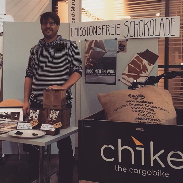 1000meilenwind's tweet photo. Mit @schokofahrtkoeln  auf der Fair Trade Night. #fairtrade #schokolade #emissionsfrei #schokofahrt #chike #cargobike #lastenrad #1000meilenwind #koelnagenda https://t.co/UkfDlcoKcQ https://t.co/RX6KOzxZa6