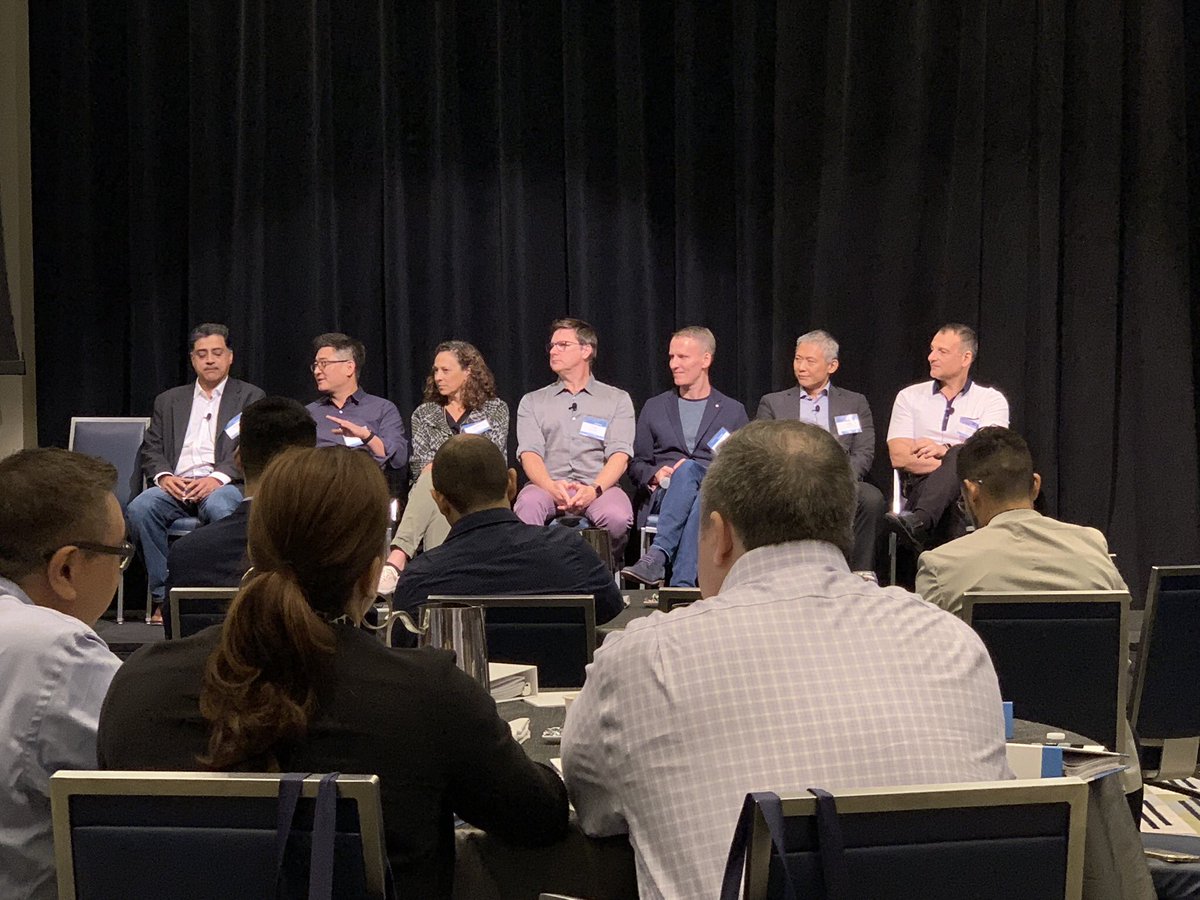 LegalZoom's tweet photo. Our leadership team panel at #lzinteract. @_JohnSuh @lbgoldie @fmonestere https://t.co/ib5rrUOVqf