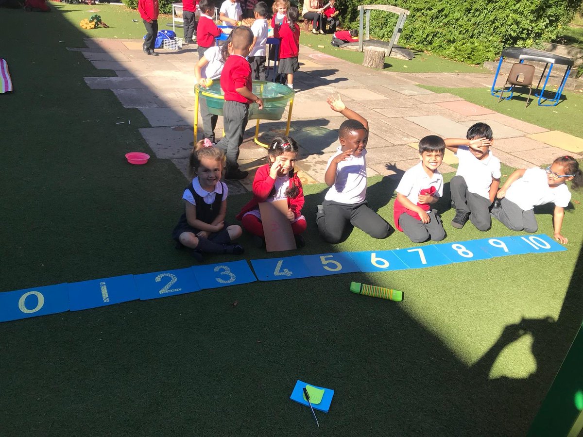 HIAMissGaskell's tweet photo. F2EG had a number fun day, recognising numbers, ordering numbers, counting objects and matching quantities to numerals 1οΈβ£2οΈβ£3οΈβ£ #mathseyfs https://t.co/uNxof0DvIs