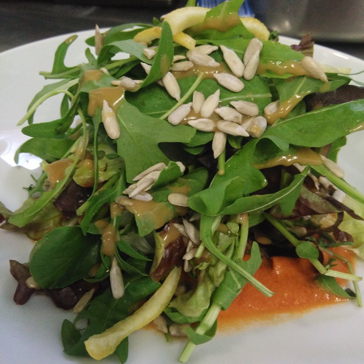 AncestralBlog's tweet photo. E para me despedir do tomate de época - que só como na sua época, mostro-vos o exemplo de um jantar saudável. Salada de folhas verdes com biovivos ( não se vêm bem), sementes de girassol, conserva caseira de limão com sal marinho e puré cremoso de tomate com pasta de sésamo. https://t.co/fuabeLlaE6