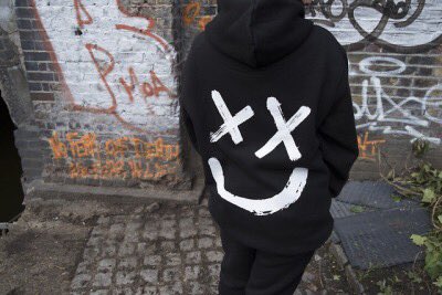 LouisWTMedia's tweet photo. #NEW | First looks of Louis’ merch

© karma-photographic https://t.co/gFZxpXbaAE