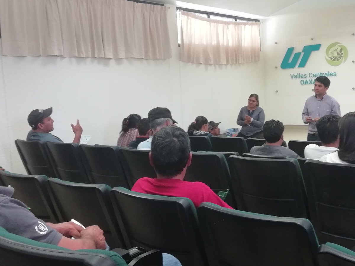 Academica_UTVCO's tweet photo. Para el modelo de #UUTT el acompañamiento de padres y madres de familia es importante. Realizamos reunión con familiares de estudiantes de las carreras de @procesos_utvco y @agro_utvco para presentarles las acciones que se implementarán en los programas educativos. @utvco https://t.co/8BESa3Rvf2