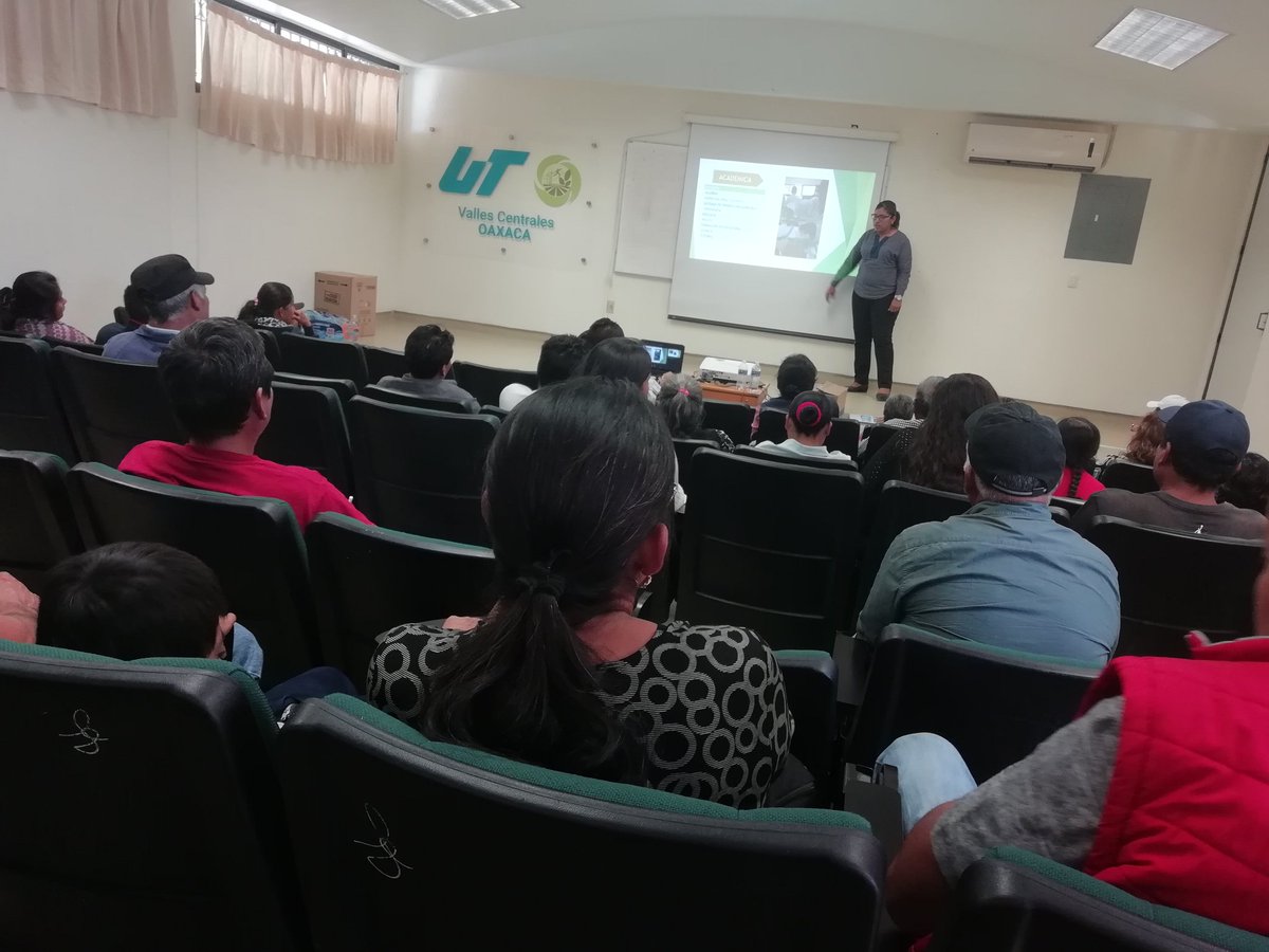 Academica_UTVCO's tweet photo. Para el modelo de #UUTT el acompañamiento de padres y madres de familia es importante. Realizamos reunión con familiares de estudiantes de las carreras de @procesos_utvco y @agro_utvco para presentarles las acciones que se implementarán en los programas educativos. @utvco https://t.co/8BESa3Rvf2