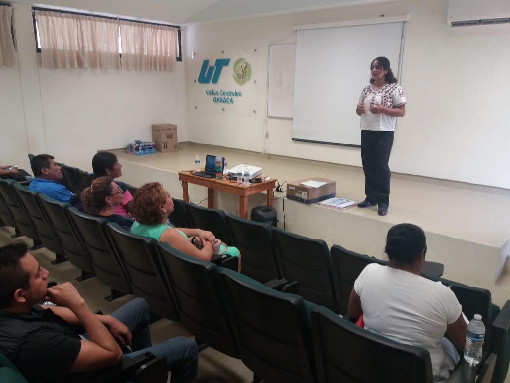 Academica_UTVCO's tweet photo. Para el modelo de #UUTT el acompañamiento de padres y madres de familia es importante. Realizamos reunión con familiares de estudiantes de las carreras de @procesos_utvco y @agro_utvco para presentarles las acciones que se implementarán en los programas educativos. @utvco https://t.co/8BESa3Rvf2