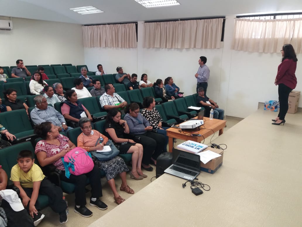 Academica_UTVCO's tweet photo. Para el modelo de #UUTT el acompañamiento de padres y madres de familia es importante. Realizamos reunión con familiares de estudiantes de las carreras de @procesos_utvco y @agro_utvco para presentarles las acciones que se implementarán en los programas educativos. @utvco https://t.co/8BESa3Rvf2