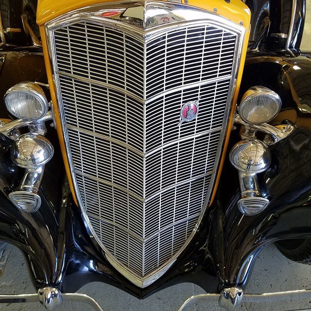 The front grill of the 1934 Pierce Arrow sure does have some piercing lines! The attitude of the design is one of the most dramatic, and iconic of the pre-war era.
#piercearrow #1934 #classiccars #route66 ift.tt/2OkoIfy