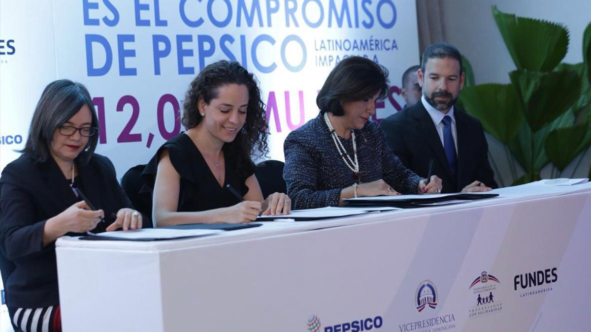 PepsiCo's tweet photo. Our successful “Women with Purpose” program is expanding to the Dominican Republic! The program is designed to create more opportunity for women in Latin America through a partnership with @FundesDice. More: https://t.co/EqLhG0717M https://t.co/Fprkph8fJ5