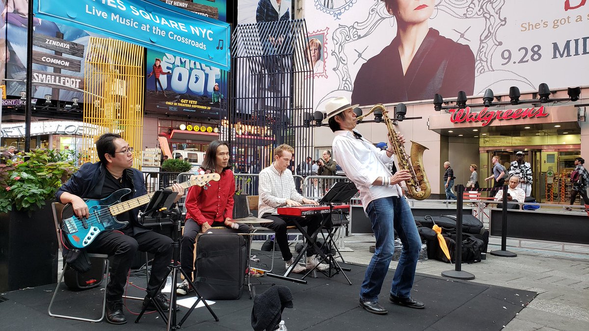 CrossroadsTSq's tweet photo. Tonight's your last chance to catch free live jazz on the Bway Plaza between 42nd &amp; 43rd Sts. If you can show us you work in #TimesSquare, #TSQMKT will treat you to free sangria or beer! #LiveTSq https://t.co/TzKIISRiMS