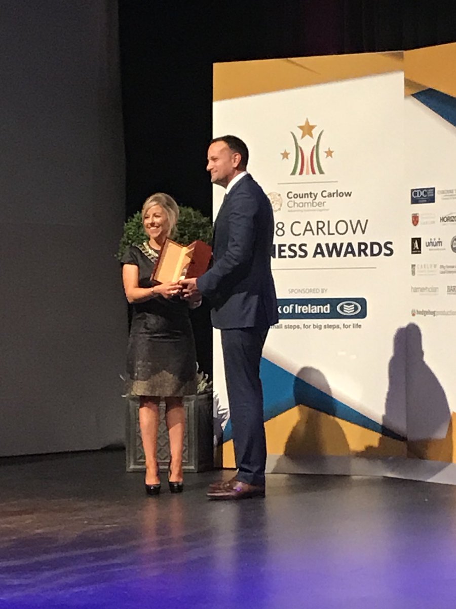 ida_BrendanMcD's tweet photo. .@campaignforleo An Taoiseach is presented with a gift of @WalshWhiskey #Carlowโs fantastic #Irishmans #Whiskey #cba2018 https://t.co/fFAOV9JTbS