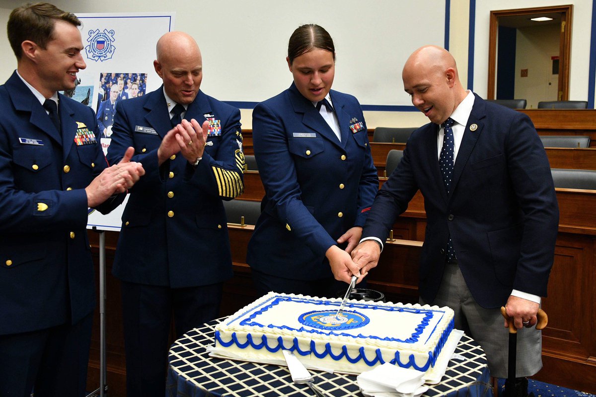 ComdtUSCG's tweet photo. Last night, members of Congress recognized the @USCG. Thank you to the members of Congress for their continued support of the #USCG. You help make the Americaโs Coast Guard #readyrelevantresponsive!
#EPOY @Transport @VComdtUSCG @MCPOCG https://t.co/yrKbHMeJVv