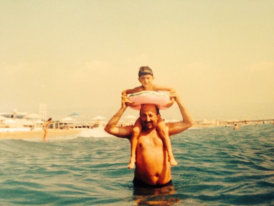 erenbaskin's tweet photo. Henüz 4 yaşındaydım onun omuzlarında dünyaya kafa tutabileceğimi düşündüğümde.
Şimdi ise 25 yıldır ben onu göğüsümde taşıyorum!

“Hak ve adalet arayışım hiç bitmeyecek çünkü seni çok özledim”

#CumartesiAnneleri705Hafta https://t.co/yFsrX9i7LL