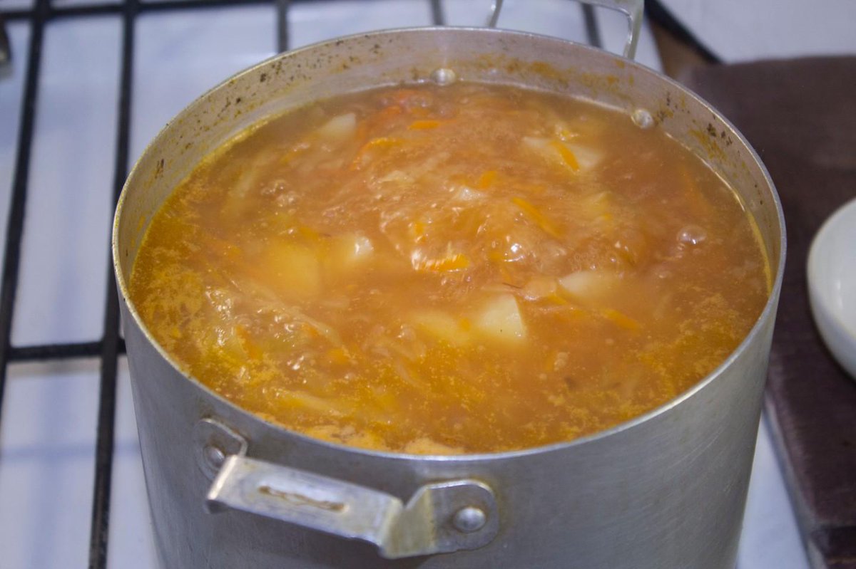 Как сварить кислые. Гороховый суп с квашеной капустой. Как сварить кислые. Щи из квашеной капусты консервы. Кислые щи из квашеной капусты.