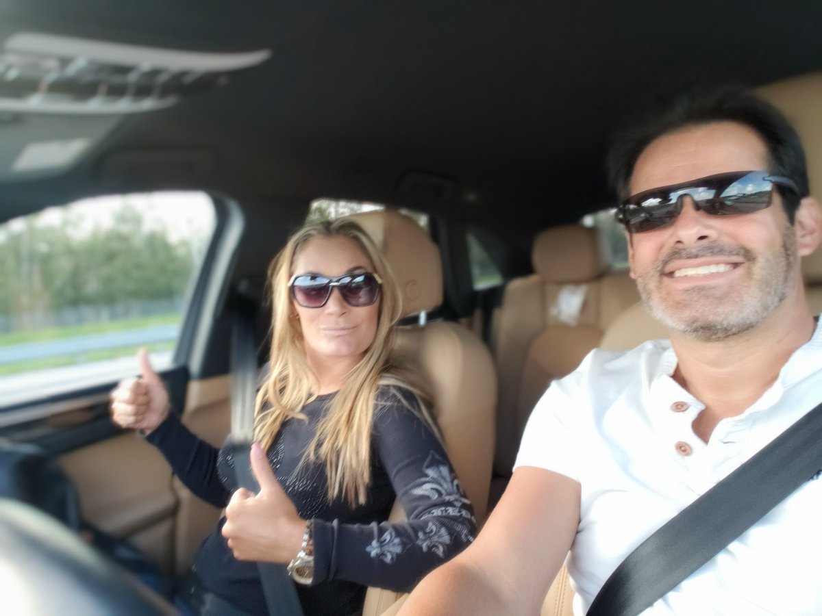 SidleRealtor's tweet photo. Team work! Aveces nos preguntan cómo hacemos para estar juntos todos el día y no aburrirnos, pelear o siempre estar riendonos? El secreto es que amamos lo que hacemos ☝️...GAD! 🤩🤩#realestate #residencia #residencial #closingday #closingdeal #pasion #Venezuela #trends #27Sep https://t.co/2w5qjmgjTh