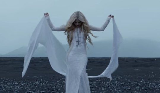 h_farandula's tweet photo. #AvrilLavigne estrenó el videclip de su nuevo sencillo #HeadAboveWater, canción que presentó en vivo en el programa de #JimmyKimmelLive. Este 2018 saldrá a la venta su 6to álbum de estudio.
Videclip ➡️https://t.co/unwubUqMib
Presentación en vivo ➡️https://t.co/9gq0bf5SJF https://t.co/2Swfyx4v4I