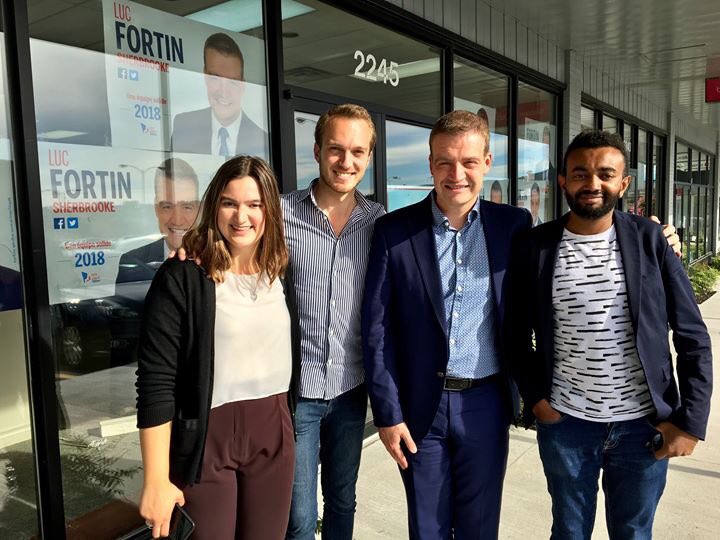 LucFortinSherby's tweet photo. Visite de @StephaneStril, président de la @CJ_PLQ, et de jeunes libéraux aujourd’hui à #Sherbrooke afin de rencontrer les jeunes électeurs. 🙌🏻 #sherbyluc #polqc #pol2018 #quebec2018 https://t.co/eezrONyaWP
