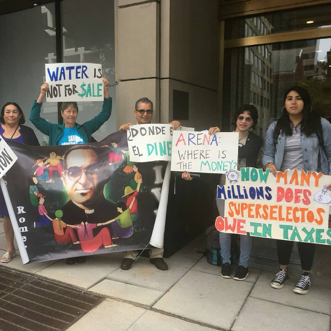 CISPES's tweet photo. #CISPES outside the InterAmerican Dialog this morning in #WashingtonDC, protesting ARENA presidential candidate and supermarket heir Carlos Calleja. No to Calleja, no to ARENA, and no to the big-business #privatization/#Corruption they represent.
#soldarity #votaFMLN https://t.co/FGjnzulT4a